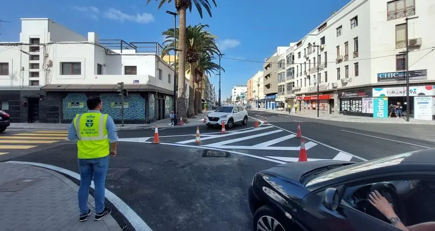 Los tres carriles de circulación en la calle Manolo Millares han entrado en funcionamiento este martes