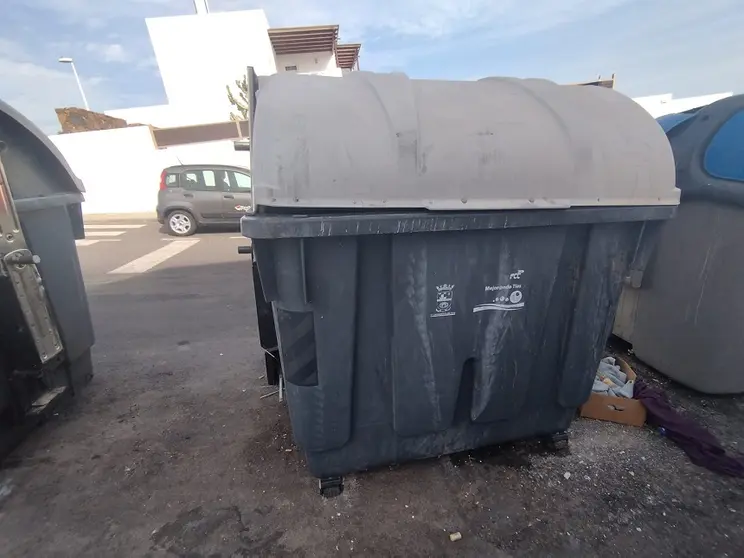 Contenedor de basura en Tías.