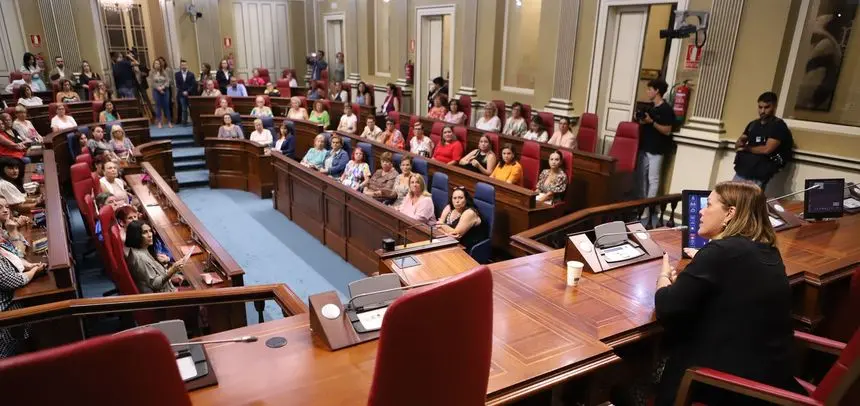 Astrid Pérez abre el Parlamento a las mujeres rurales de Canarias (2)