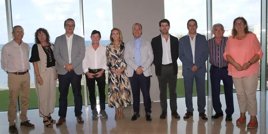 Imagen de los directivos de Asolan con su presidenta al frente.