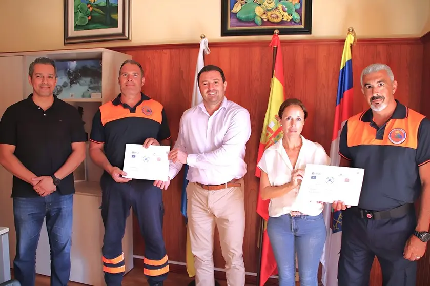 Óscar Noda junto a las personas formadas en el manejo de drones.