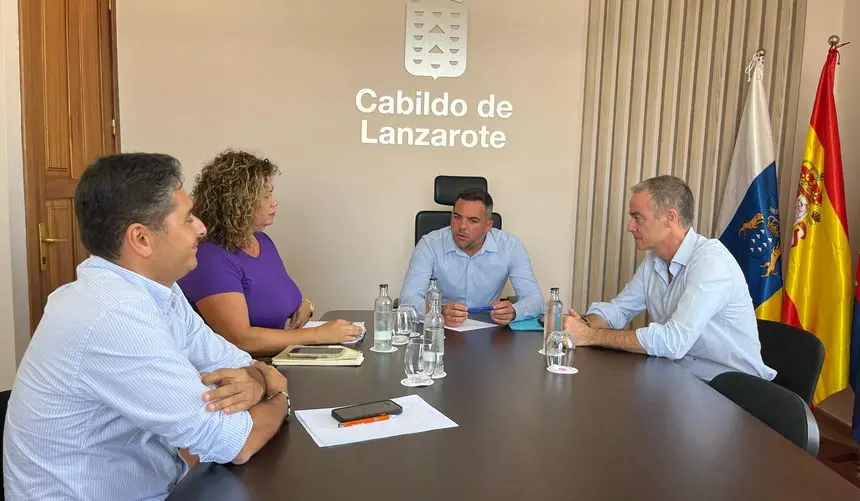 El vicepresidente, Jacobo Medina, en la reunión con la dirección de Salud