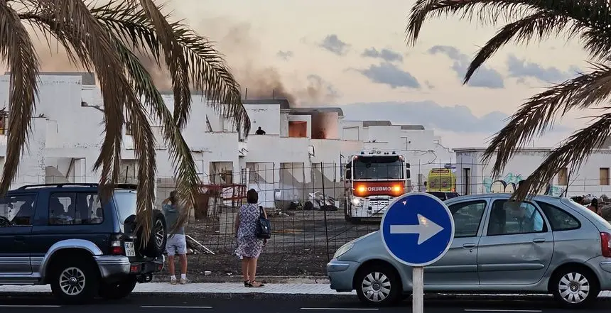 Los bomberos tuvieron que actuar de forma rápida para evitar que se propagara el fuego a otros inmuebles