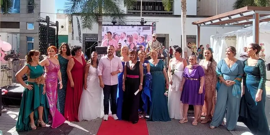 Participantes en la pasarela, junto al alcalde de Arrecife, y la presidenta de la Asociación Contra el Cáncer en Lanzarote