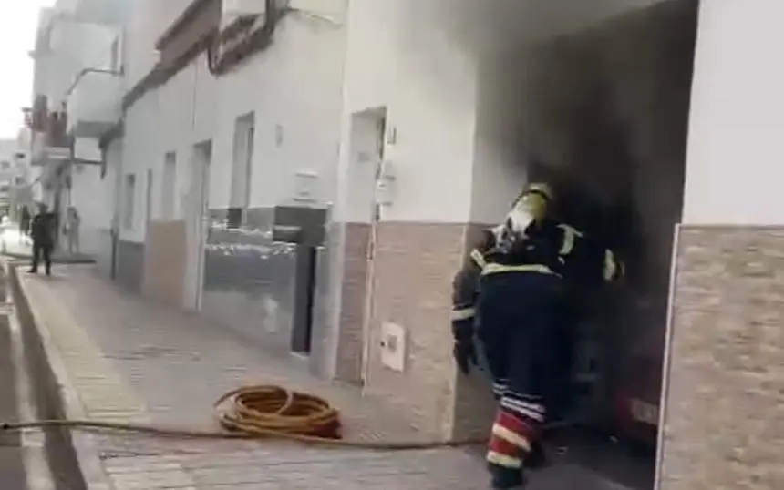 Momento del acceso de uno de los bomberos al interior del garaje.