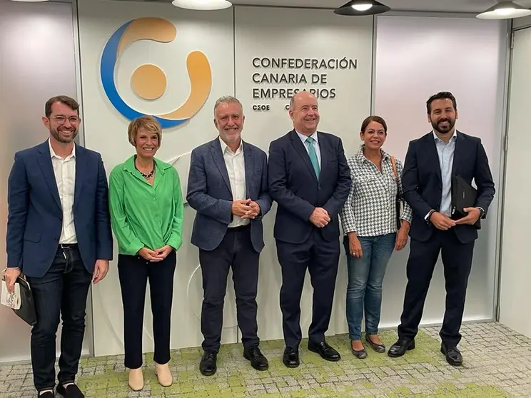 Reunión de miembros del PSOE con el presidente de la Confederación Canaria de Empresarios, Pedro Ortega.