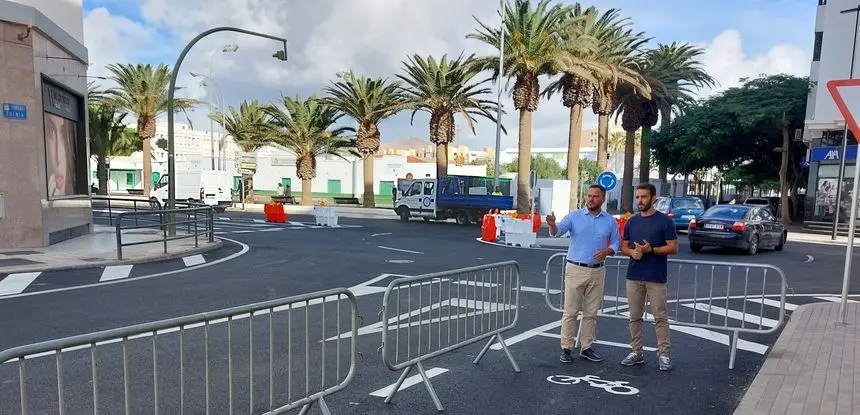 Nueva zona de estacionamiento para bicicletas en el entorno de El Reducto y Manolo Millares. El alcalde de Arrecife junto al concejal de Transportes y Movilidad 