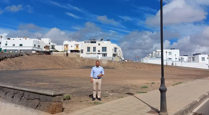 El alcalde de Arrecife, Yonathan de León, en la parcela donde se construirás las nuevas instalaciones deportivas en el barrio de San Francisco Javier