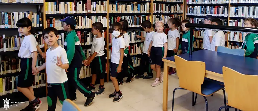 Niños de Tías en una biblioteca del municipio
