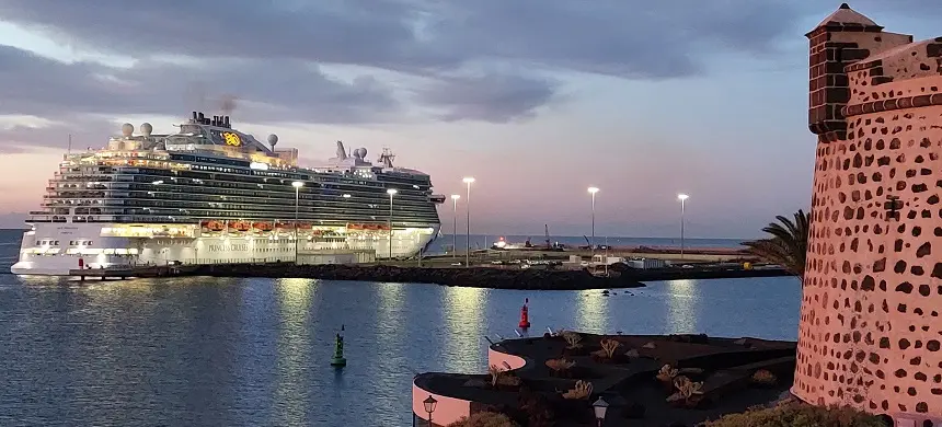 El gigantesco Sky Princess hoy atracado en el Muelle de Cruceros de Arrecife