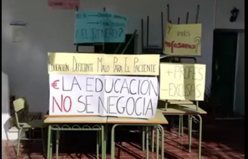 Carteles de una protesta similar en 2020. 