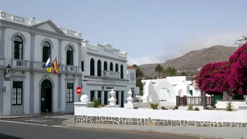 Imagen de la fachada del Ayuntamiento de Haría.