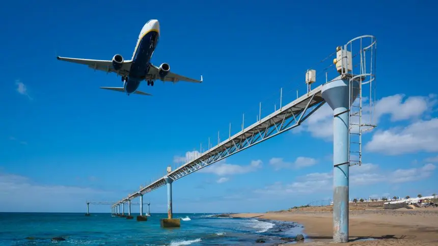 Imagen de un avión aterrizando en Guacimeta