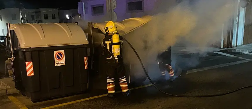 Actuación de los bomberos para extinguir el fuego.