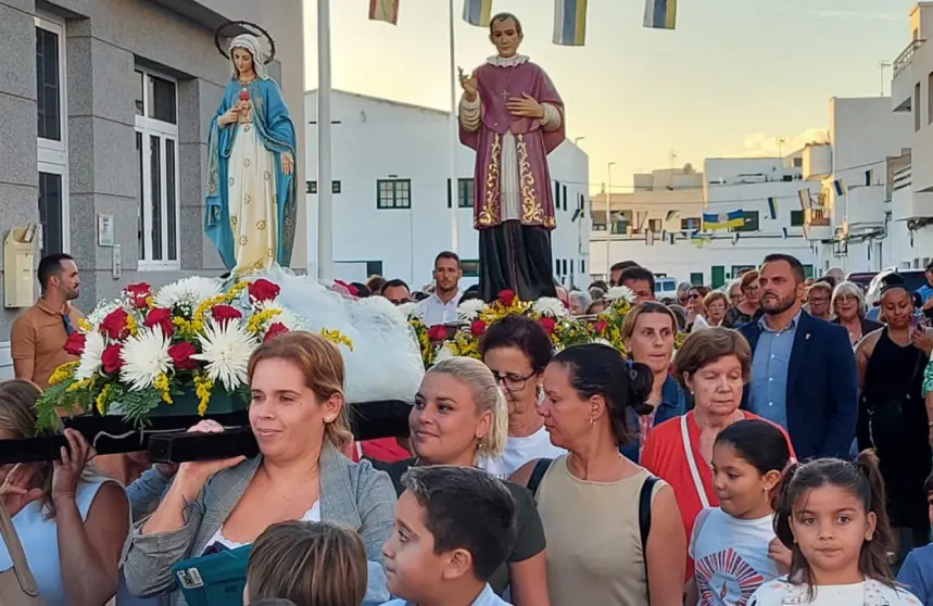 Procesión por las fiestas de Altavista.