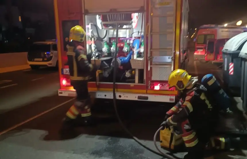Momento de la actuación de los bomberos en Puerto del Carmen