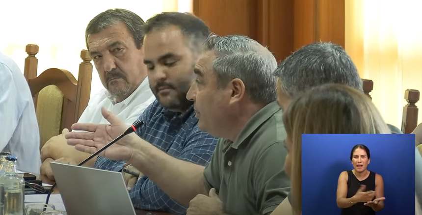 Ángel Vázquez durante el pleno del Cabildo de Lanzarote.