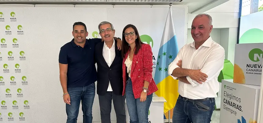 Román Rodríguez y Luis Campos con los representantes del partido en Lanzarote.