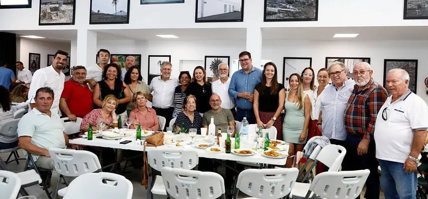 Foto de familia de parte de los asistentes con Torres entre ellos.
