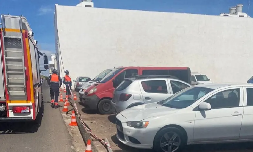 Camión de los bomberos presente en el servicio.