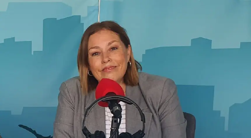 Astrid Pérez en Crónicas Radio.