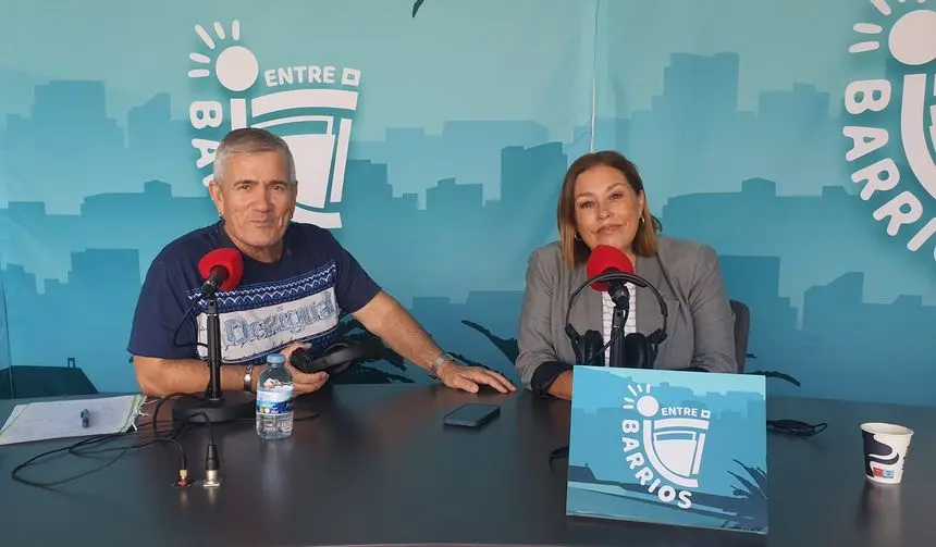 Astrid Pérez y Chalo Frías este lunes durante su participación en el programa Entre Barrios de Crónicas Radio con su nuevo decorado de fondo en la emisora de Arrecife.