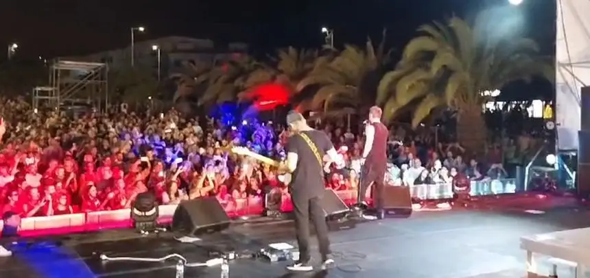 Imagen del concierto de OBK, Jordi Sánchez, cuando el cantante hizo botar a miles de personas pasadas la una de la madrugada