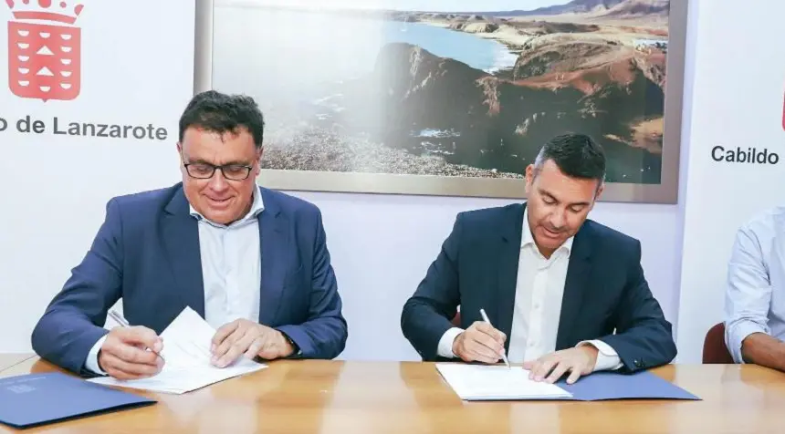 Instante en el que Manuel Miranda firma con Oswaldo Betancort el traspaso de las desaladoras que estaban en La Palma.