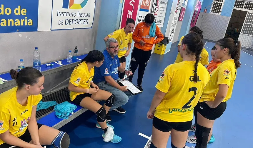 Jugadoras del CB Puerto del Carmen recibiendo indicaciones de su técnico.