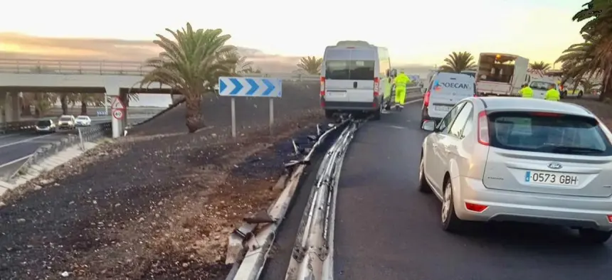 Operarios intentado retirar la micro guagua accidentanda.