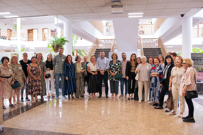 VISITA MAYORES CABILDO E INAUGURACIÓN EXPOSICION 3 EDAD LA DESTILA _ RETAZOS DE UNA VIDA_-28