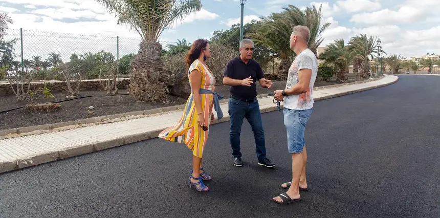 Olivia Duque y Eugenio Robayna en una de las calles asfaltadas.