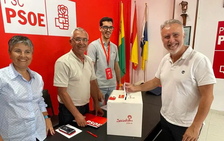 Ángel Víctor Torres votando este sábado en la sede de su partido