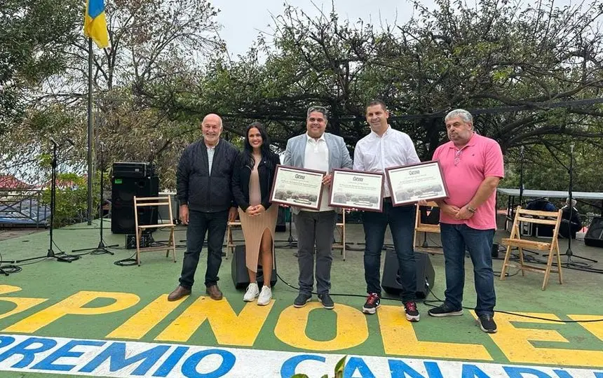Adrián Villalba en Tenerife recogiendo el reconocimiento de la feria tinerfeña