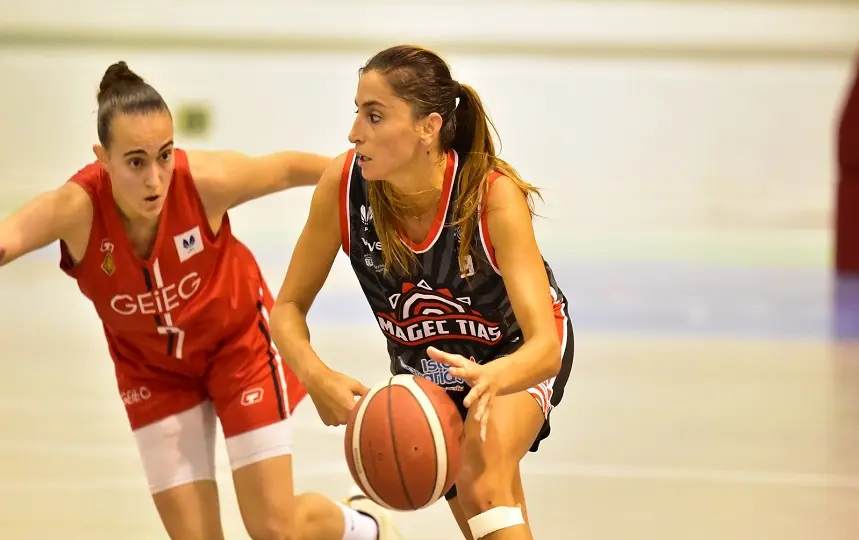 Jugadora del Magec Tías manejando el balón.