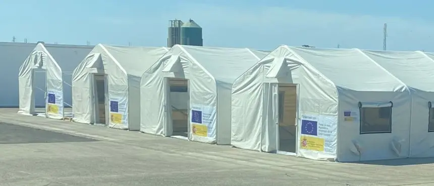Imagen de las carpas que se montaron en Montaña Mina en pleno repunte de llegada de pateras a Lanzarote.