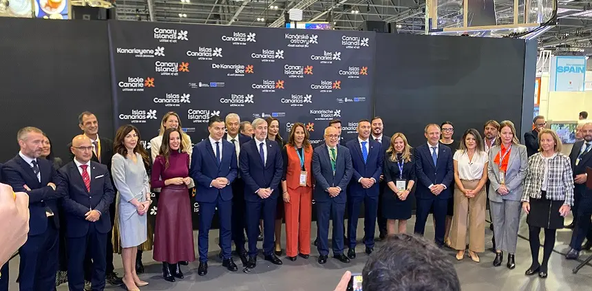 José Juan Cruz junto al ministro de Turismo, el presidente del Gobierno de Canarias, el presidente del Cabildo de Lanzarote y otras personalidades en la World Travel Market.