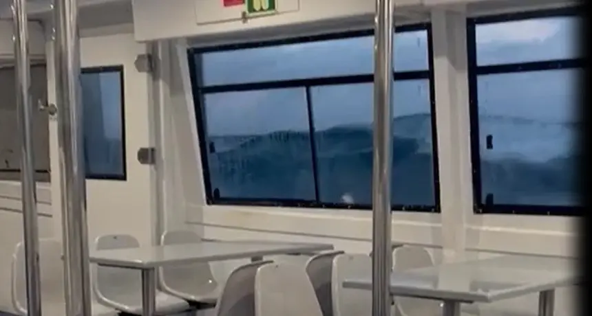 Imagen del visible oleaje provocado por las condiciones metereológicas adversas.