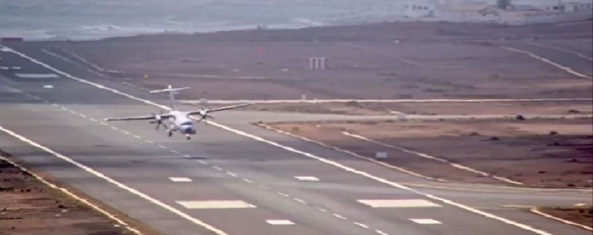 Imagen del avión realizando las maniobras para aterrizar pese a las dificultades atmosféricas.