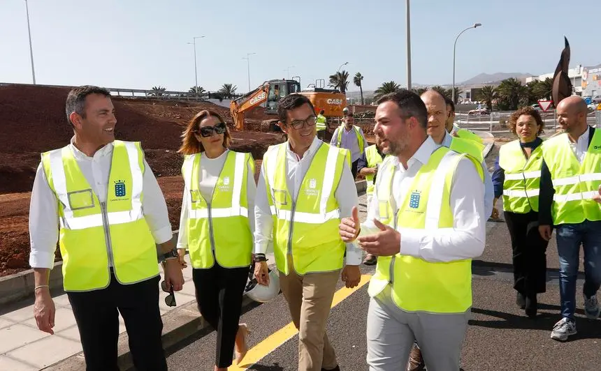 La comitiva visitando las obras del nuevo acceso a Playa Honda.