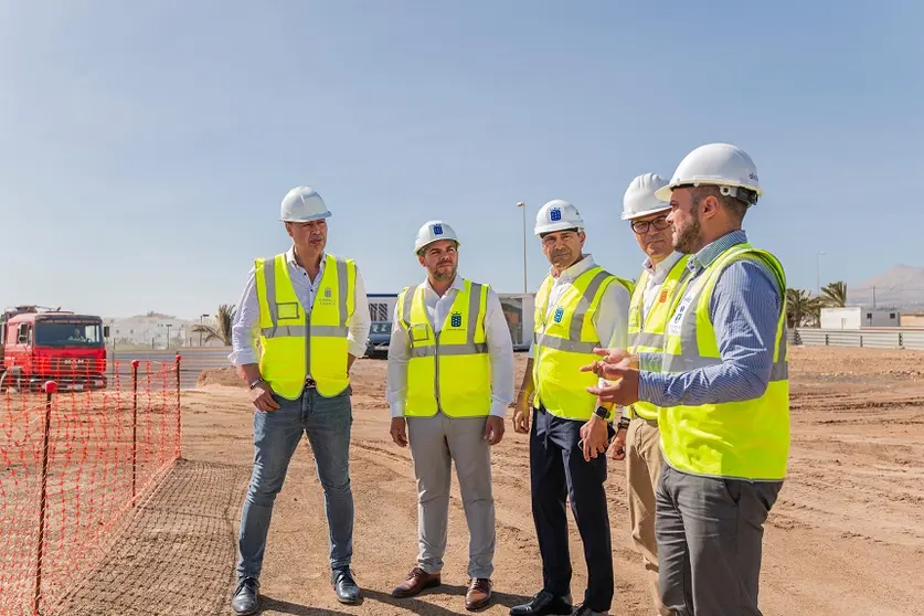 Momento de la visita a las obras de las viviendas sociales en Maneje. El alcalde de Arrecife explica la gestión municipal para lograr la cesión del suelo 