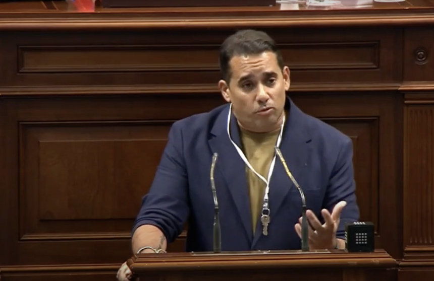 Yoné Caraballo durante su intervención en el Parlamento de Canarias.