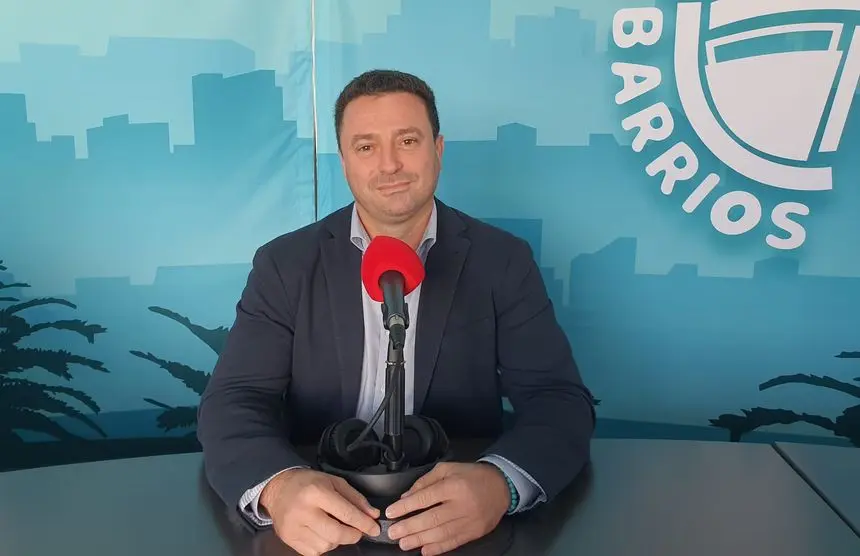 Óscar Noda en el programa Entre Barrios de Crónicas Radio.