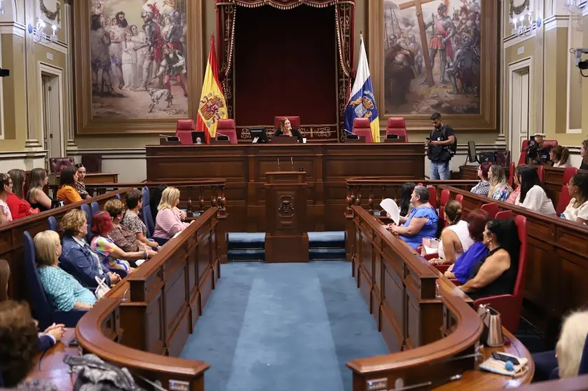 Encuentro mujer rural en el Parlamento de Canarias.
