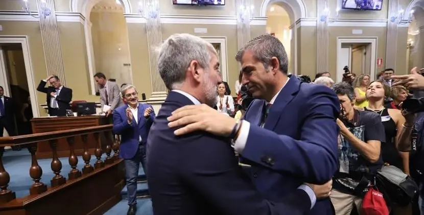Momento del abrazo entre Fernando Clavijo y Manuel Domínguez tras la investidura del nacionalista
