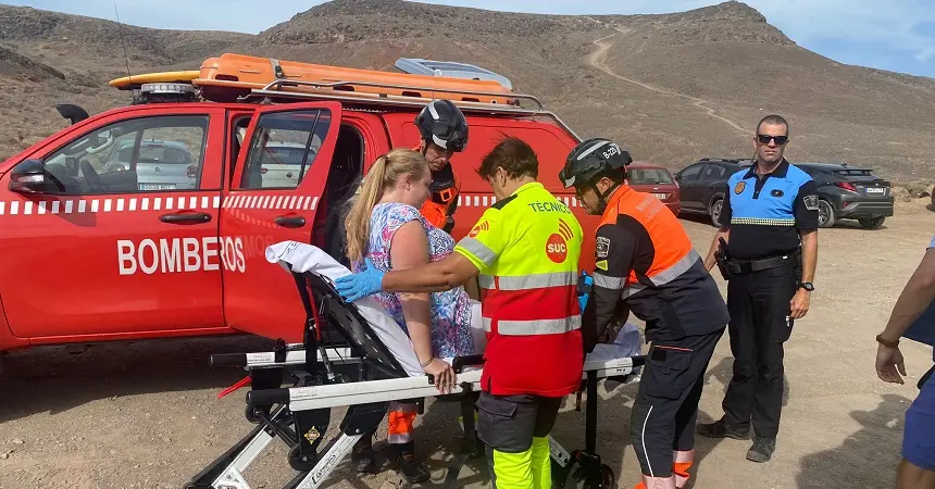 Bomberos del Consorcio durante el traslado de la mujer afectada.