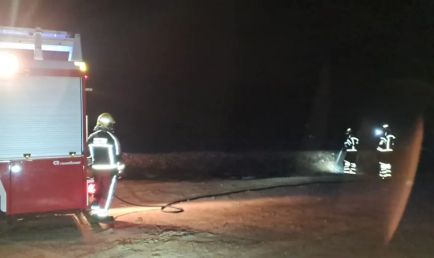 Actuación de los bomberos sofocando el fuego localizado en Teguise.