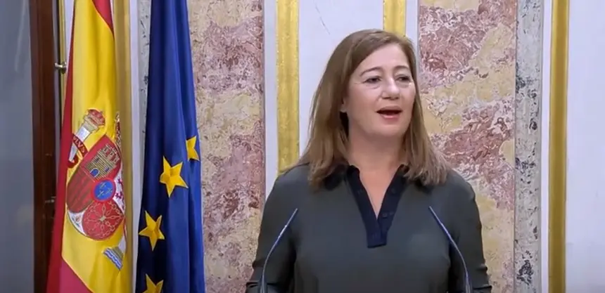 La presidenta del Congreso este lunes durante su comparecencia ante los medios. 