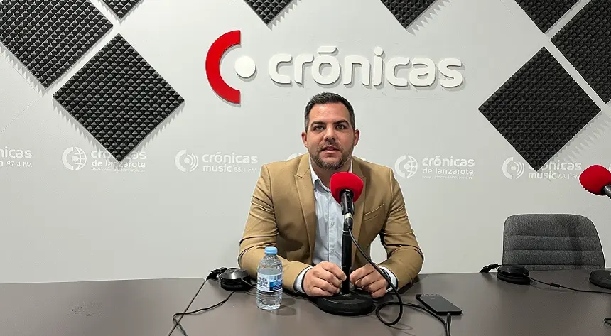 Jacobo Medina en los estudios de Crónicas Radio.