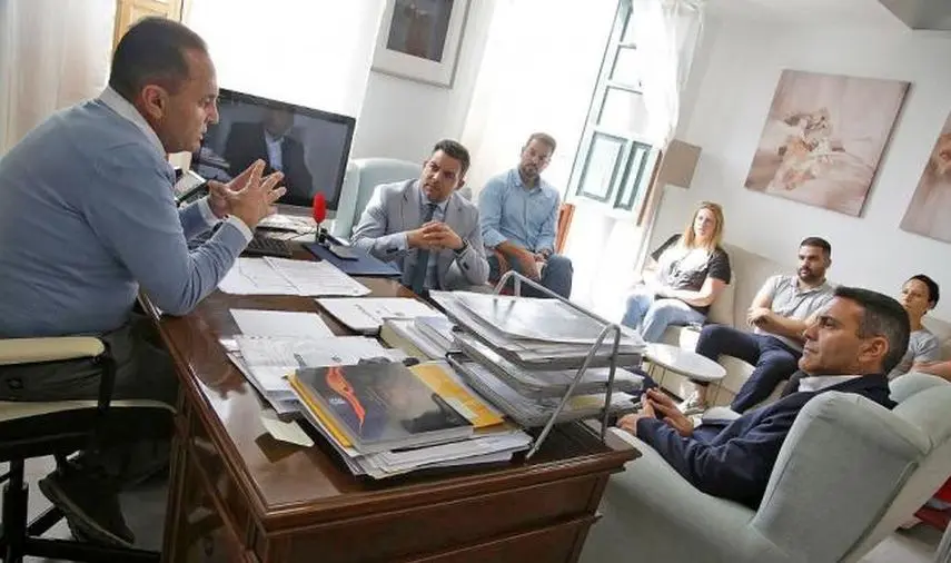 Reunión del alcalde de Tinajo con representantes del Cabildo de Lanzarote.
